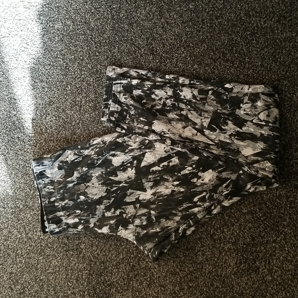 Black and White Nike High Waisted Leggings